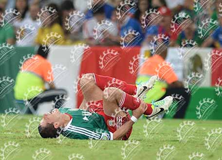 Javier Hernández, El Chicharito, en el piso dolido